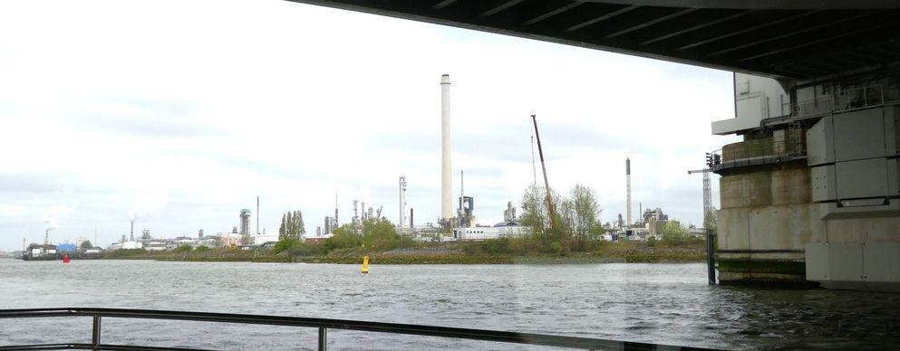 Onder de Botlekbrug door